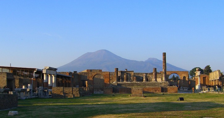 view-of-vesuvius-over-the-ruins-of-pompeii_w725_h383
